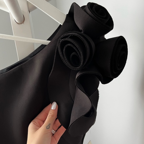 ELIZA J - OFF THE SHOULDER WITH FLOWER - Picture 2 of 3